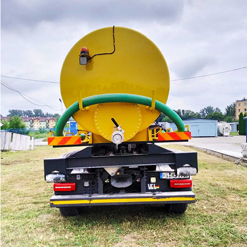 Żółty kontener asenizacyjny zamontowany na ciężarówce, widok od tyłu