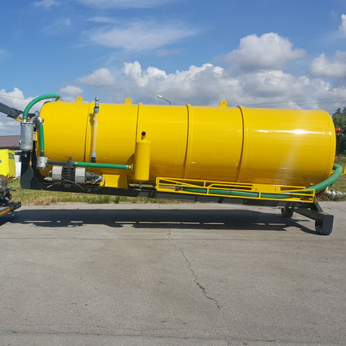 Żółty kontener asenizacyjny ustawiony na utwardzonym podłożu.