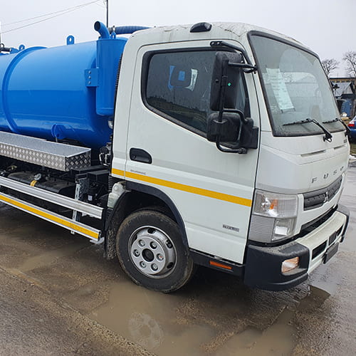 Mały Samochód asenizacyjny na podwoziu Mitsubishi Fuso Canter 9C18