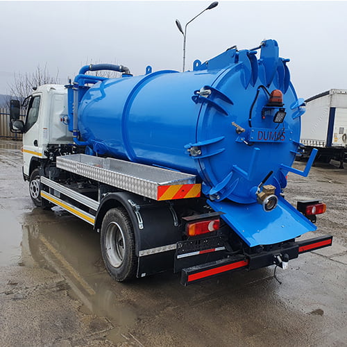 Samochód asenizacyjny na podwoziu Mitsubishi Fuso Canter z dużą niebieską beczką