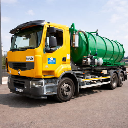 Przód samochodu asenizacyjnego na podwoziu Renault