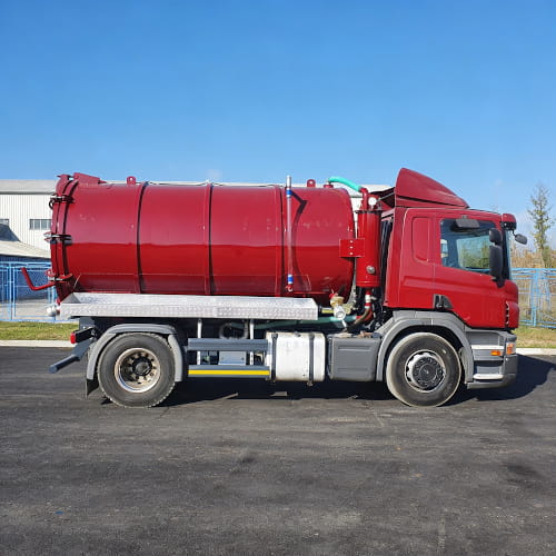 Bok samochodu asenizacyjnego Scania z napędem 4x4.